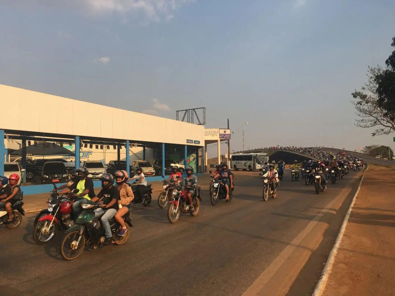 Entrega de capacetes e antenas corta-pipa para motociclistas pela Prefeitura