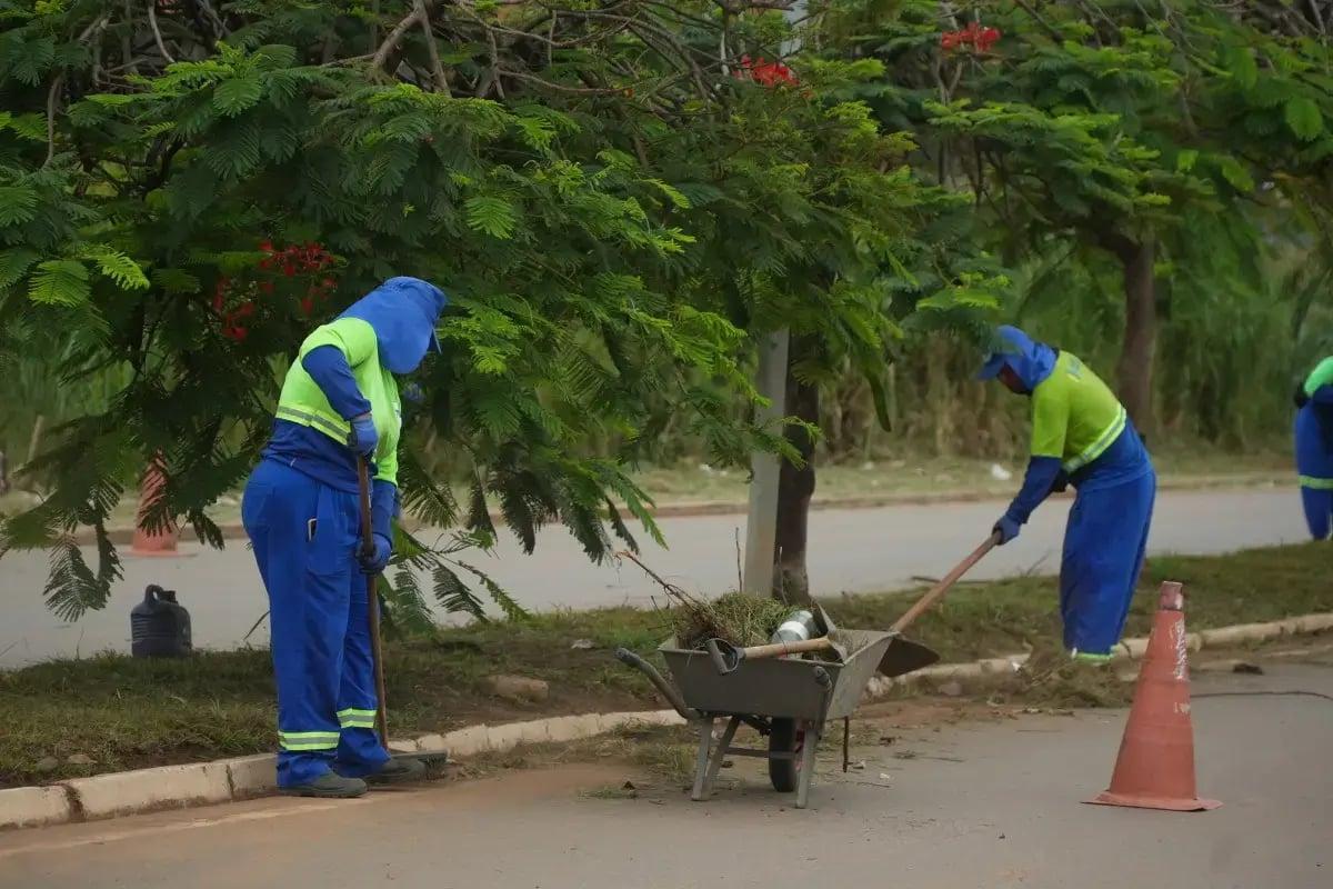 Equipes de limpeza atuam em diversos locais de Porto Velho ao longo da semana