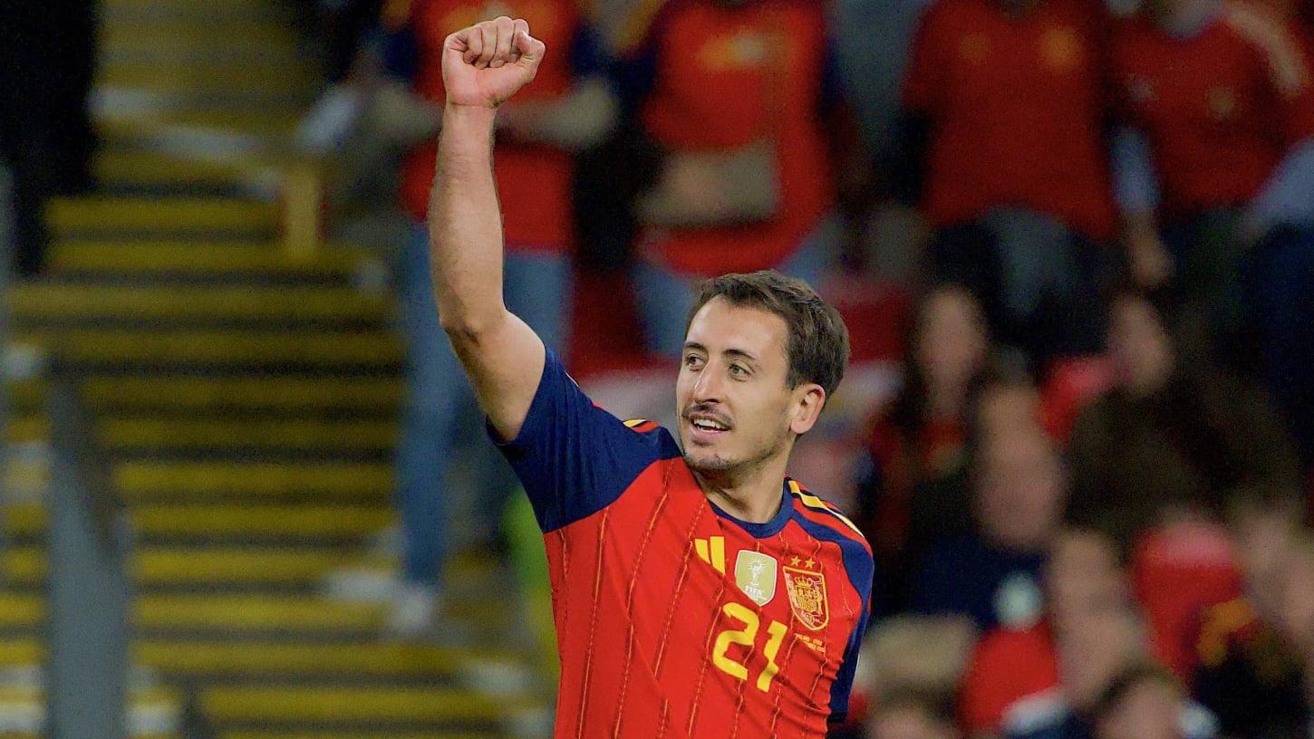 Espanha supera Inglaterra em um duelo marcado por reviravoltas e apagões