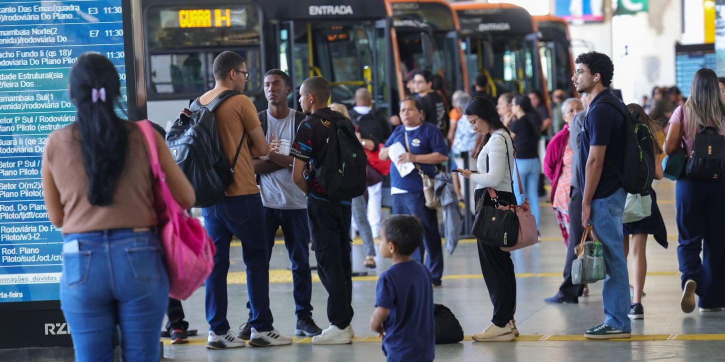 Estabilidade no Setor de Serviços em Julho e Crescimento de 2,4% em 12 Meses