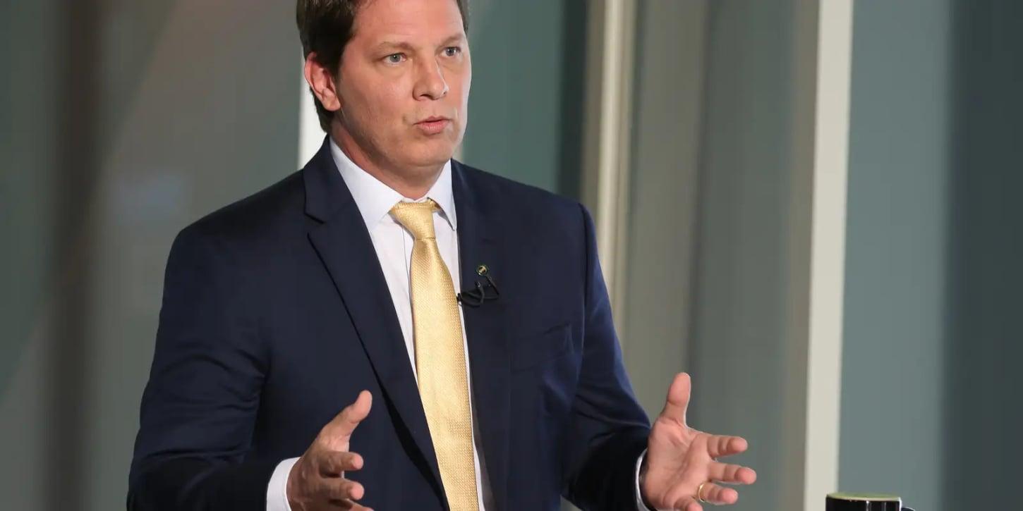 Flávio Dino impede saída do deputado Mario Frias do país devido a riscos de evasão