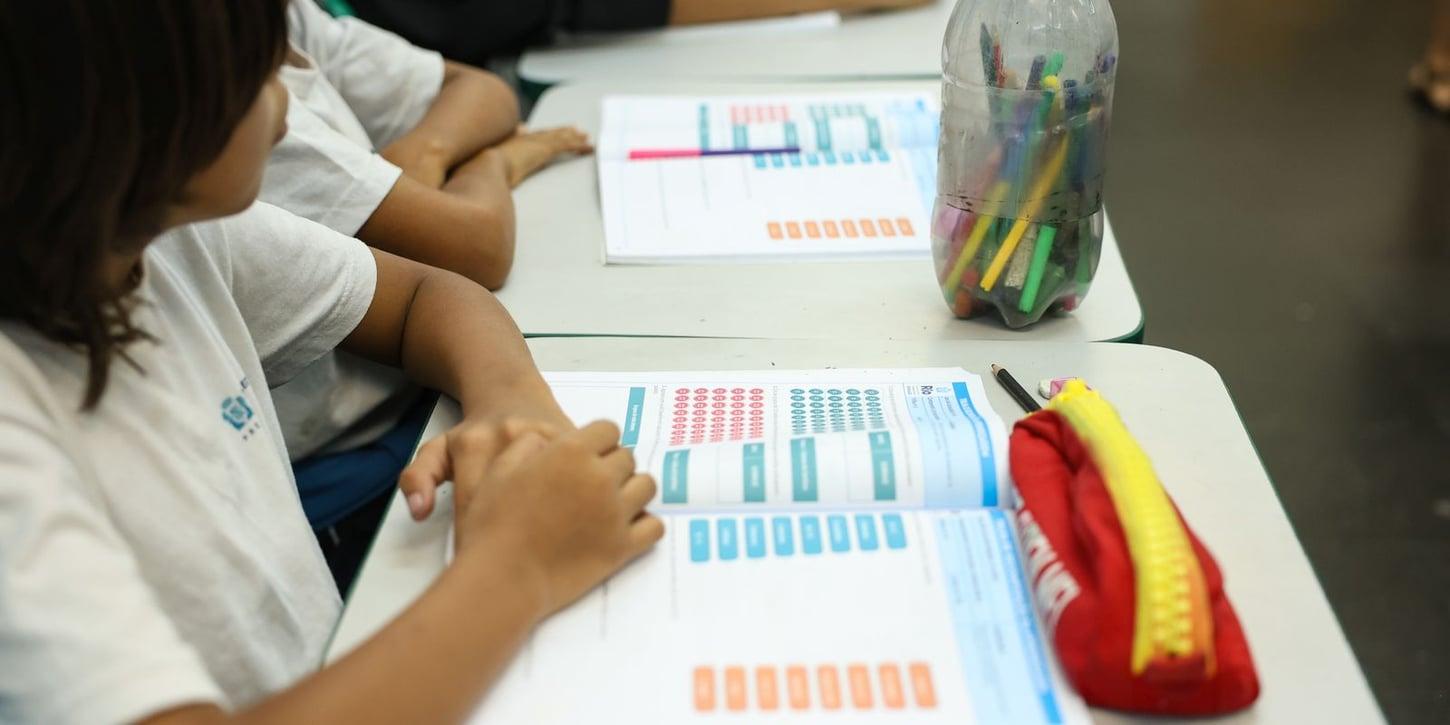Iniciativa de bolsas busca promover formação para educadores da educação básica