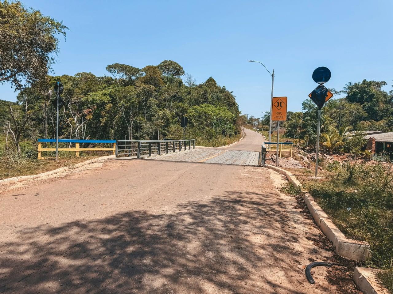 Instalação de lombadas nas extremidades da ponte na Estrada de Santo Antônio