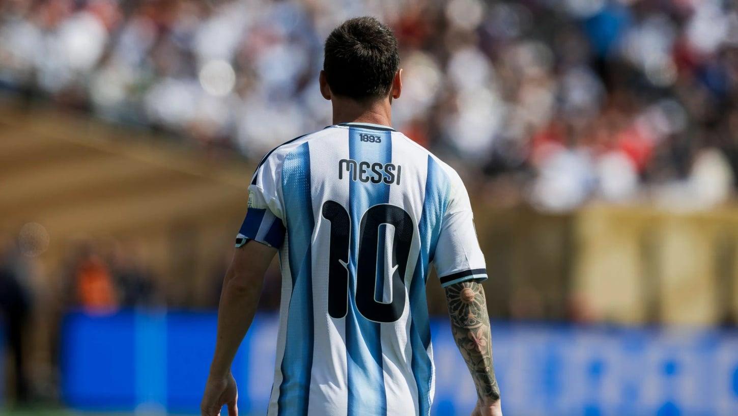 Motivos para a camisa 10 de Messi não ser utilizada por jogadores argentinos em amistosos recentes