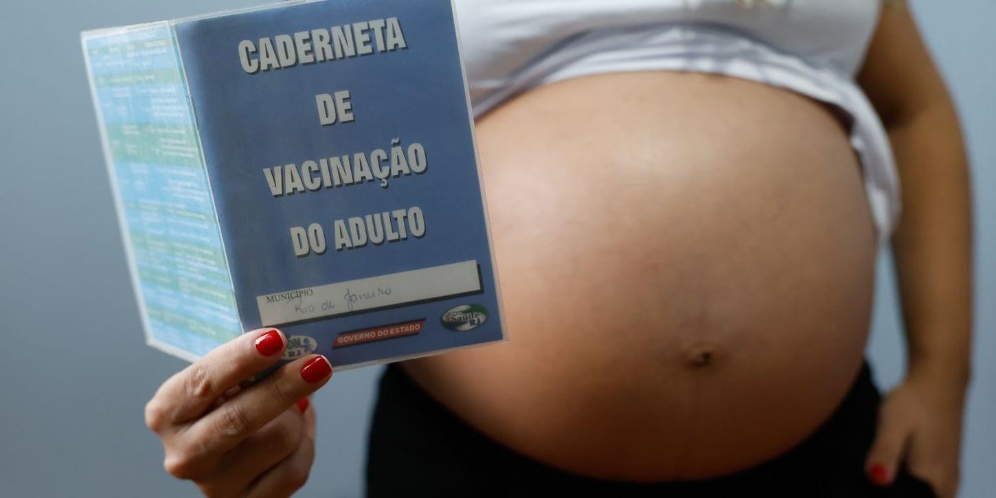 O perigo da recusa às vacinas de gripe e covid entre gestantes