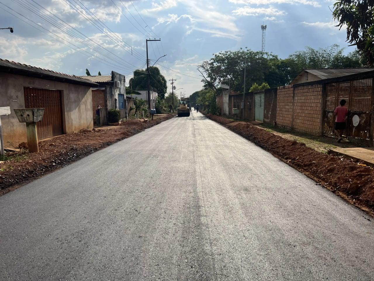 Pavimentação avança nas ruas do bairro Nova Esperança após a preparação do solo