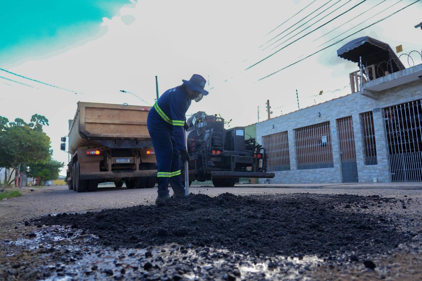 Serviço de tapa-buraco é realizado nos bairros Teixeirão, Flodoaldo Pontes Pinto e Nova Esperança