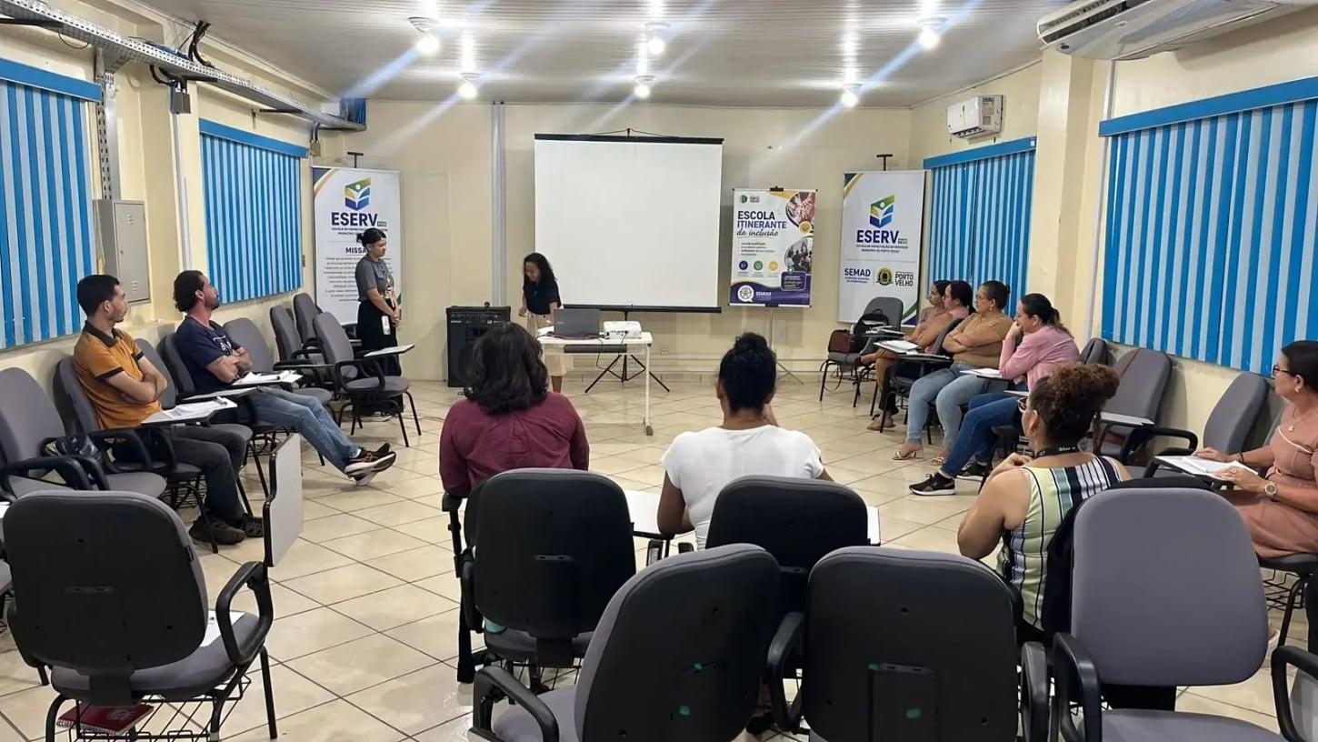 Servidores dos Cras recebem treinamento em Libras pela Prefeitura