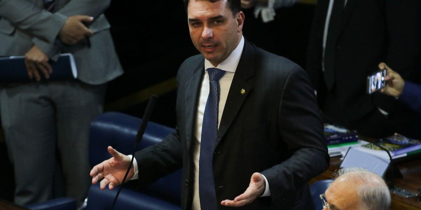 Tentativa da Defesa de Flávio Bolsonaro de Transferir Caso Dark Horse a Mendonça