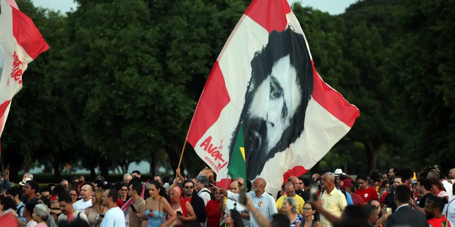 Aniversário de Lula emociona eleitores idosos em celebração