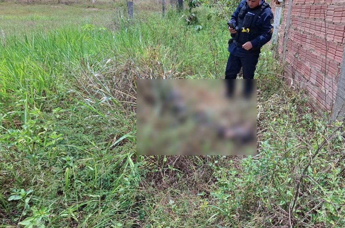Corpo encontrado em matagal na zona Leste apresenta sinais de queimaduras e mãos amarradas
