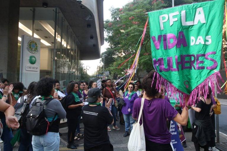 Incentivar o suicídio em contextos de violência doméstica se torna crime