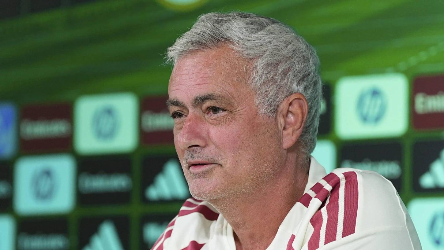 Mourinho faz comentário irônico sobre a situação do City: 'Precisamos ter sorte de ainda estarmos aqui'