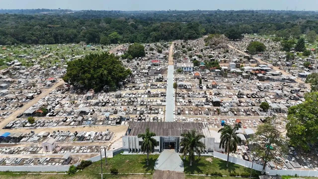 Nova ação de limpeza é realizada no Cemitério Santo Antônio antes do Dia de Finados