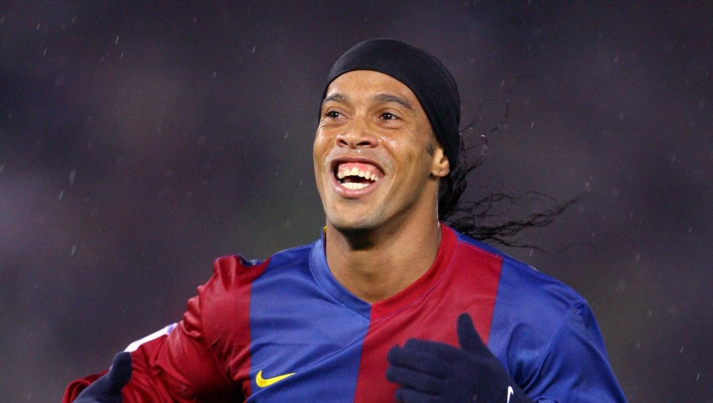 Ronaldinho Gaúcho homenageia ex-treinador do Barcelona em mensagem tocante
