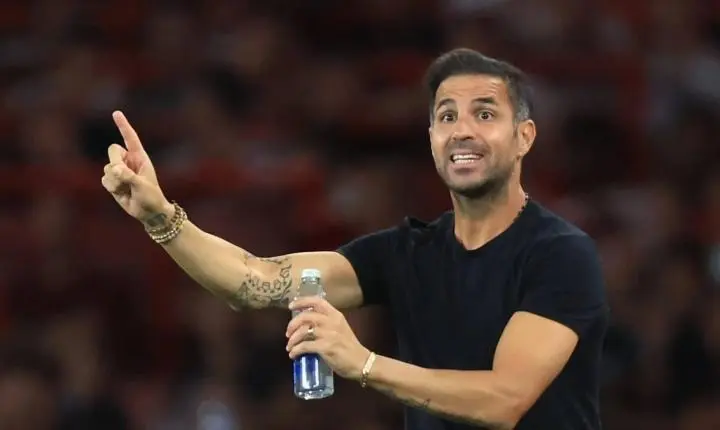 A cláusula que pode definir o futuro de Cesc Fàbregas nas próximas temporadas