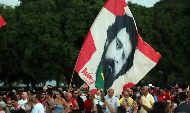 Aniversário de Lula emociona eleitores idosos em celebração