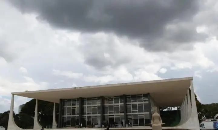 Indivíduo é detido ao tentar invadir sede do STF em Brasília