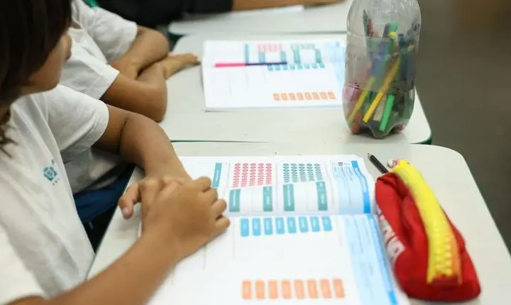 Iniciativa de bolsas busca promover formação para educadores da educação básica