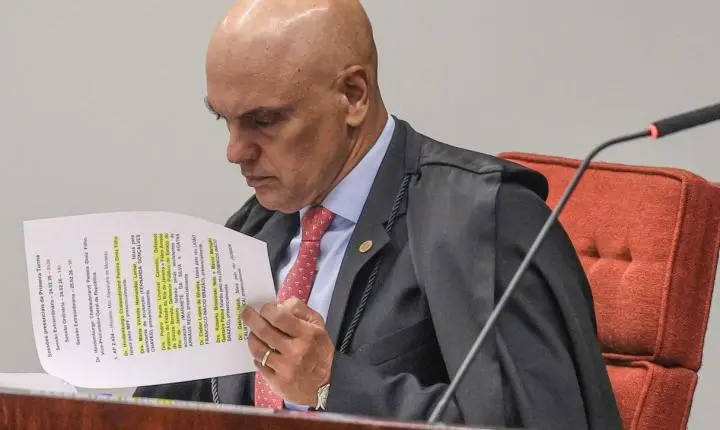 Multa de R$ 5 mil aplicada por Moraes a advogado que tentou enganar sistema do STF