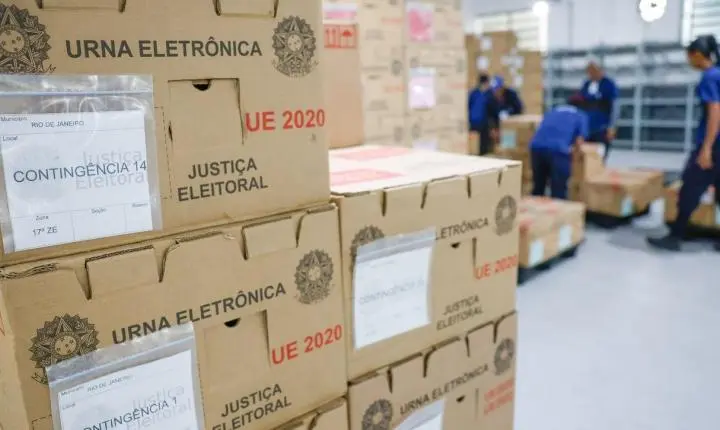 Preparativos para eleição: distribuição de urnas e sessões em andamento