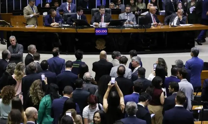 Votação da PEC que extingue a jornada 6x1 acontece na quarta-feira